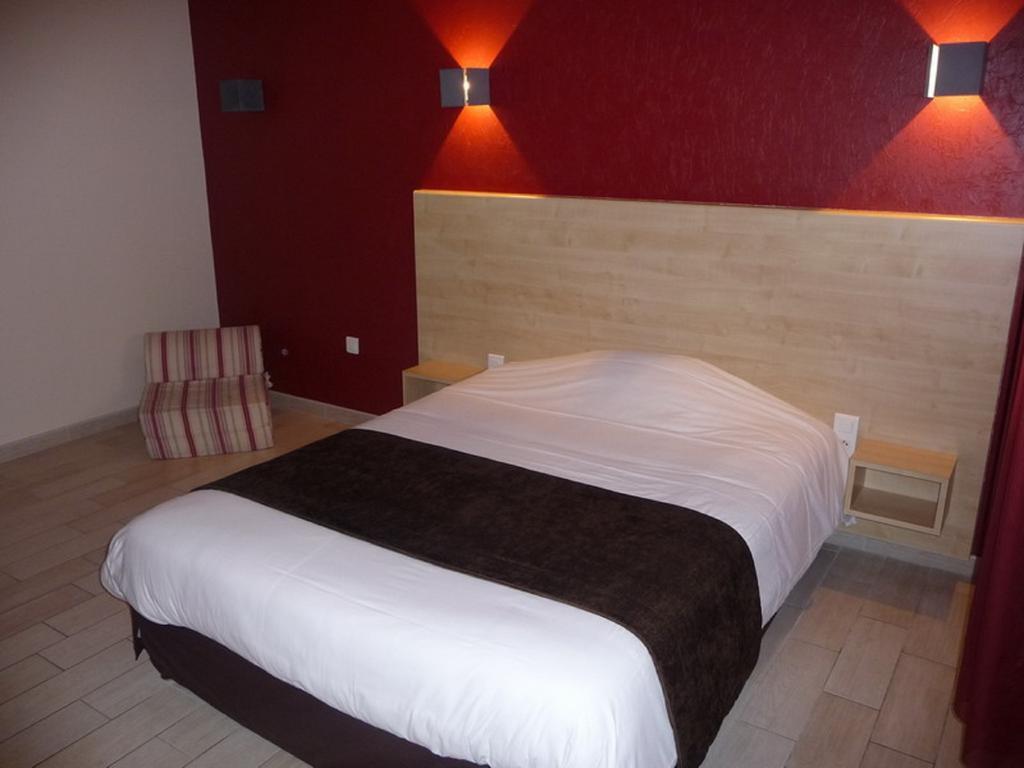 Hotel La Godiniere Cholet Habitación foto
